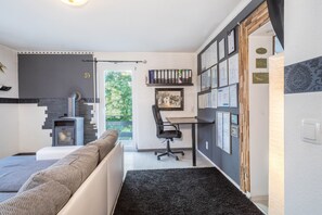 Une chambre moderne équipée d’un lit, d’un bureau, d’une chaise et d’une cheminée.