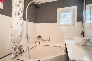 Bathtub, towels