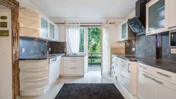 Kühlschrank, Mikrowelle, Ofen, Herdplatte