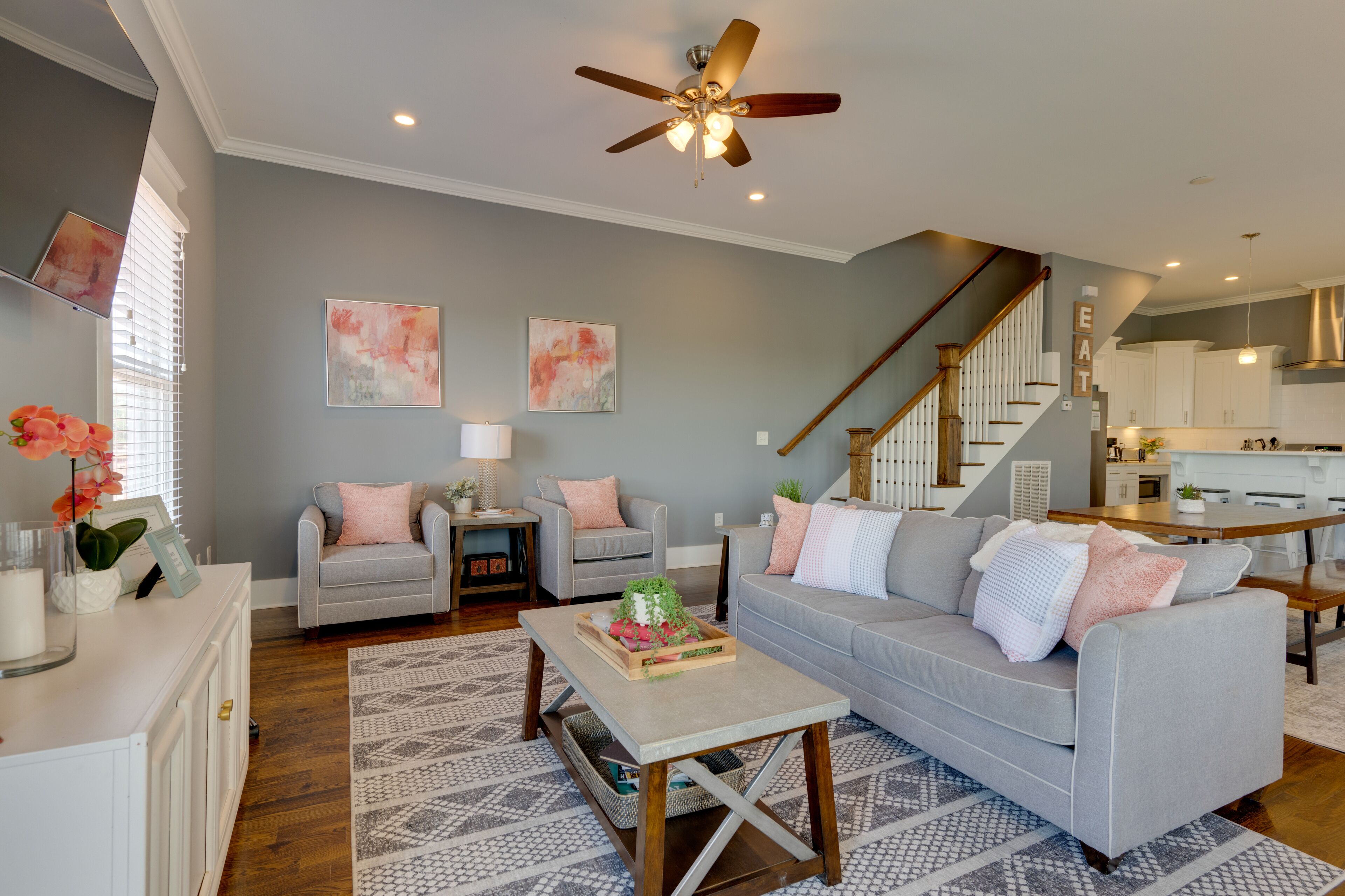 F1)* Huge Downtown Home - 14 Beds- $7 Uber Anywhere