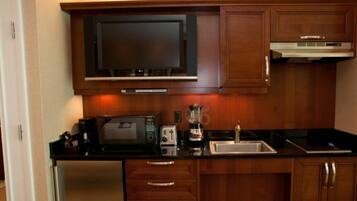 Kjøleskap, mikrobølgeovn, kokeplater og kaffetrakter/tekoker