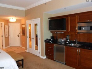 Fridge, microwave, stovetop, coffee/tea maker - MGM Signature Luxury Suite -Connected to LV strip - NO RESORT FEE (Las Vegas)