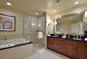 Hair dryer, towels, soap, toilet paper - MGM Signature Luxury Suite -Connected to LV strip - NO RESORT FEE (Las Vegas)