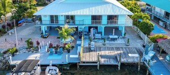 Rose All Day updated 2bed/2bath half duplex in Kcb with dockage & Cabana Club access
