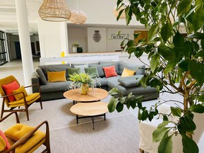 Lobby sitting area - Domaine Les Sources de Dieulefit (Dieulefit)