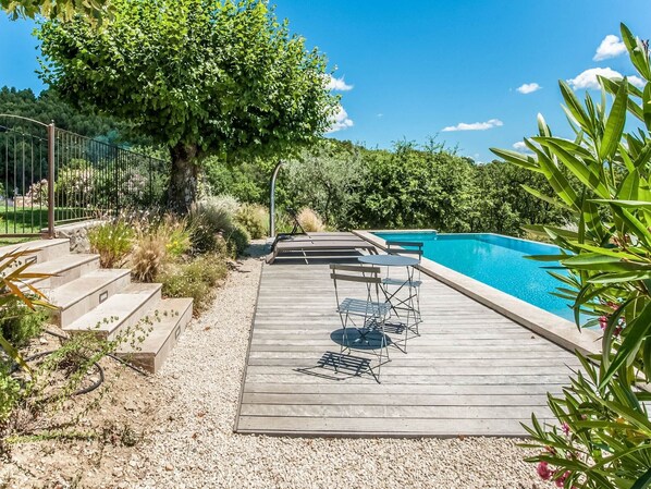 Piscine chauffée, chaises longues