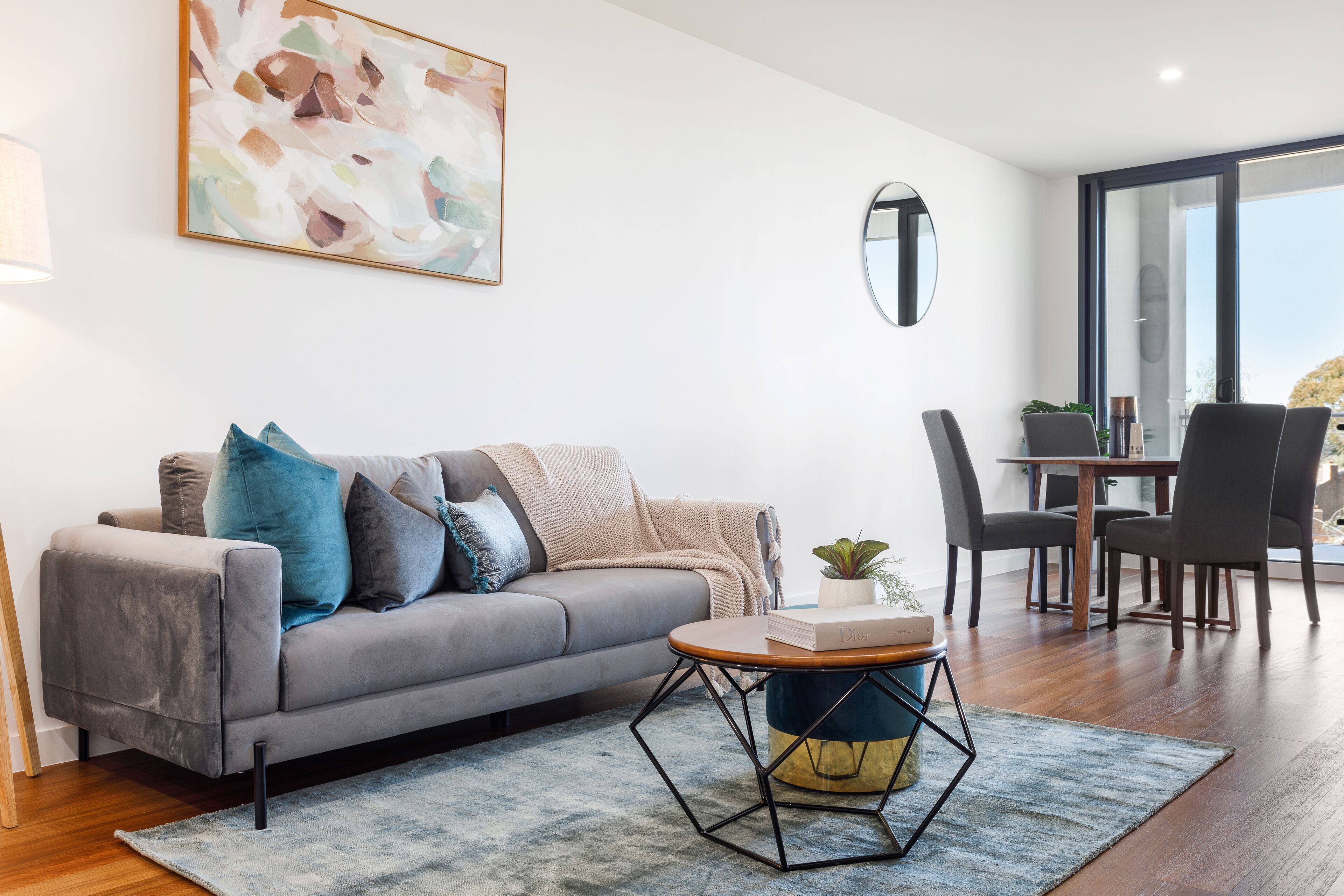 Apartamento ejecutivo, 2 habitaciones | Zona de estar | Smart TV de 49 pulgadas con canales digitales, una televisión