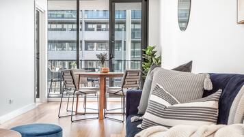Departamento ejecutivo, 2 habitaciones | Área de sala de estar | Smart TV de 49 pulgadas con canales digitales y televisión