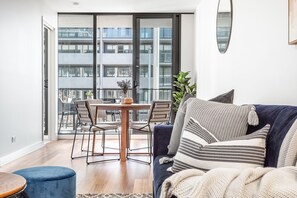 Executive-Apartment, 2 Schlafzimmer | Wohnbereich | 49-Zoll-Smart-TV mit Digitalempfang, Fernseher