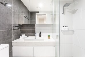 Ducha, secador de pelo, toallas