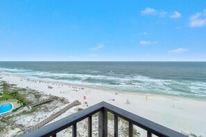 Property grounds - Gulf Front | Sleeps 10 | 3BR/2BA | PV 1117 | Optional Reserved Covered Parking (Orange Beach)