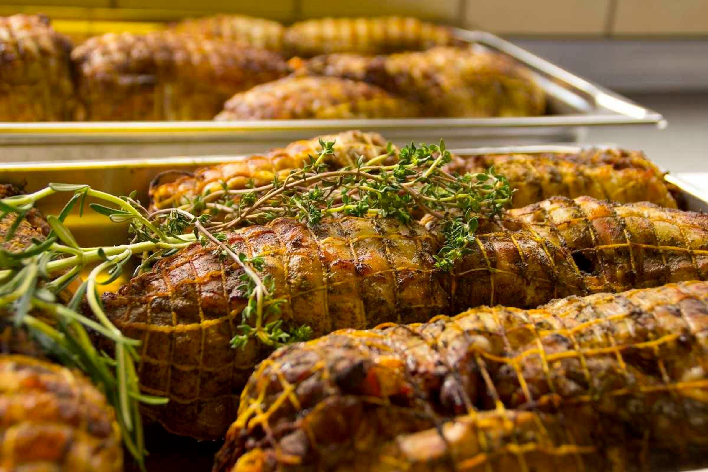 Viande rôtie aux herbes.