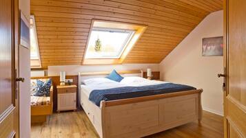 1 bedroom, desk, WiFi, bed sheets