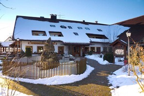 Unclassified image, 5 of 19, button - Doppelzimmer - Stahlecker Hof (Lichtenstein)