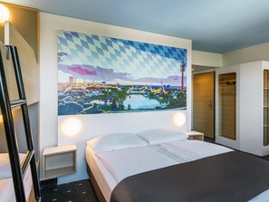 Family Room | Desk, laptop workspace, soundproofing, free WiFi - B&B Hotel München City-Nord (Munich)