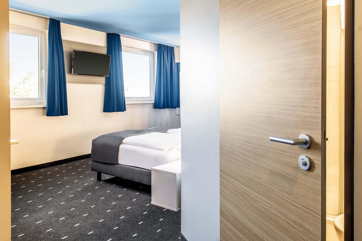 Familienzimmer | Schreibtisch, laptopgeeigneter Arbeitsplatz, schallisolierte Zimmer