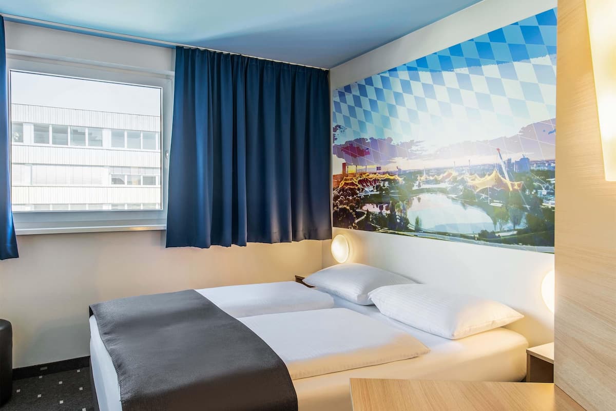 Doppelzimmer | Schreibtisch, laptopgeeigneter Arbeitsplatz, schallisolierte Zimmer