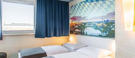 Una scrivania, postazione laptop, insonorizzazione, Wi-Fi gratuito