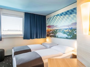 Een bureau, een laptopwerkplek, geluiddichte muren, gratis wifi