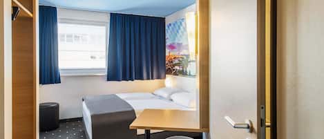 Escritorio y espacio para trabajar con laptop