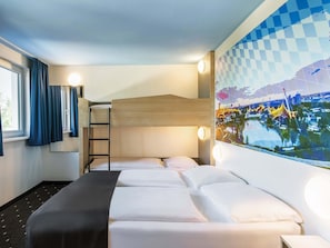 Familienzimmer | Schreibtisch, laptopgeeigneter Arbeitsplatz, schallisolierte Zimmer