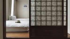 Chambre quadruple Standard | Minibar, rideaux d’obscurcissement, literie fournie