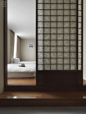 Minibar, cortinas blackout y ropa de cama