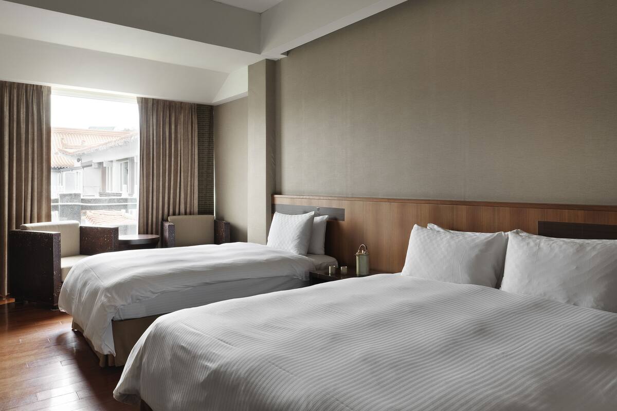 Deluxe Triple Room | Minibar, blackout drapes, bed sheets