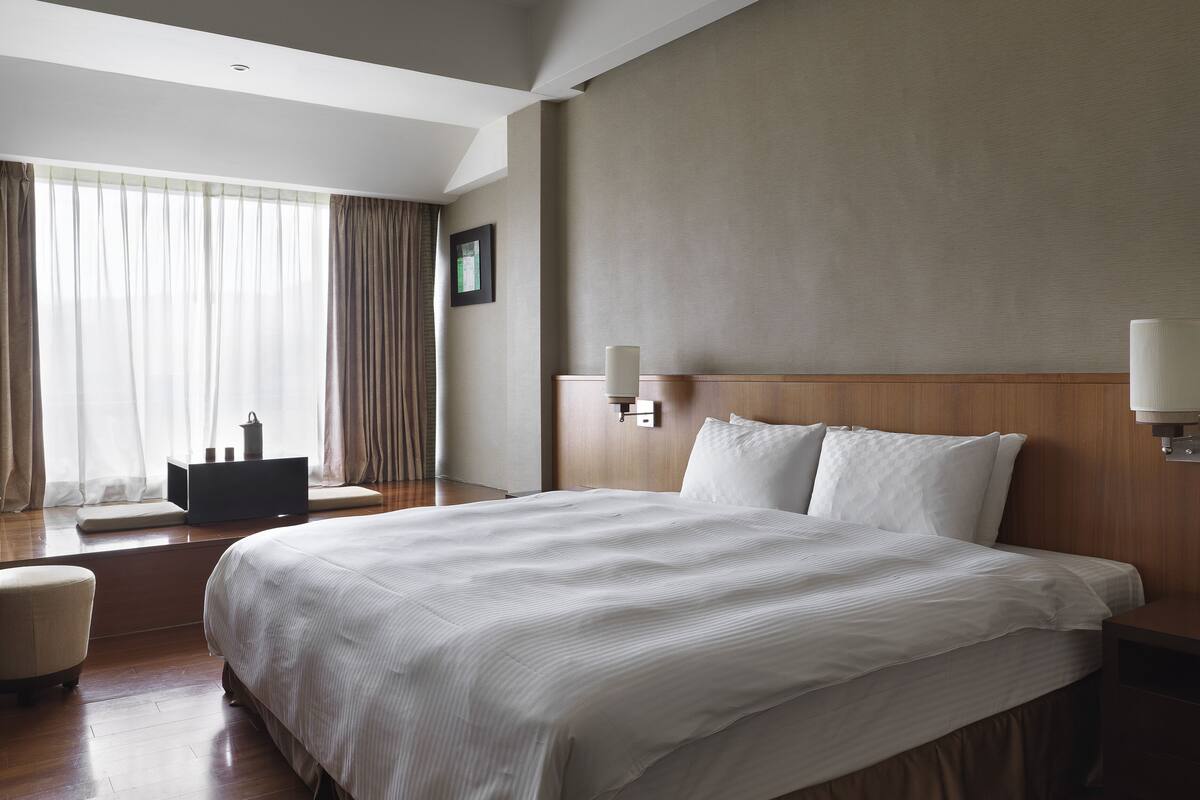 Deluxe Double Room | Minibar, blackout drapes, bed sheets