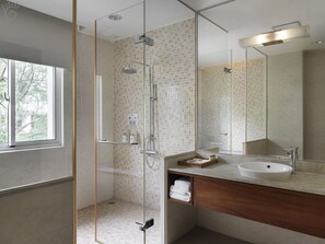 Standard Quadruple Room | Bathroom