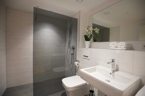 Shower, towels - Comfort - Leo Apartments - Bayerischer Hof Miesbach GmbH (Miesbach)