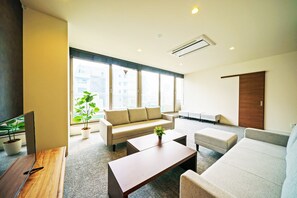 Apartment, 1 Schlafzimmer, Nichtraucher (K type) | Wohnzimmer | Flachbildfernseher