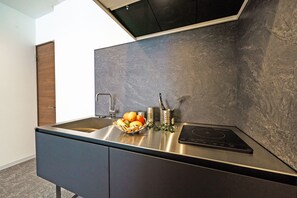 Refrigerador, microondas, placa de cocina, tetera/pava eléctrica