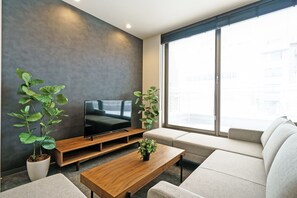 Appartement, 1 chambre, non-fumeurs (H type) | Salle de séjour | Télévision à écran plat