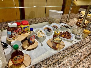 Breakfast buffet - Hotel de l Europort (Saint-Avold)