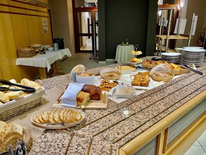 Tägliches kontinentales Frühstück (9.50 EUR pro Person)