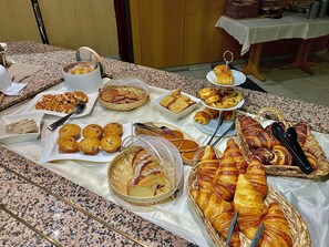 Petit déjeuner continental servi tous les jours en supplément