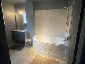 シャワー、ヘアドライヤー、タオル、トイレットペーパー