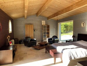 3 chambres, bureau, fer et planche à repasser, lit parapluie