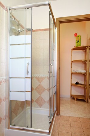 Ensemble douche/baignoire, sèche-cheveux