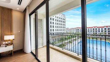 Minibar, in-room safe, blackout curtains, free WiFi