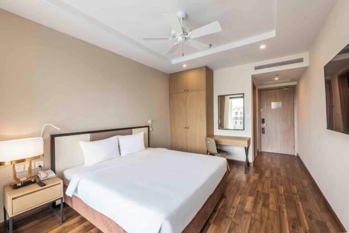 Minibar, in-room safe, blackout drapes, free WiFi