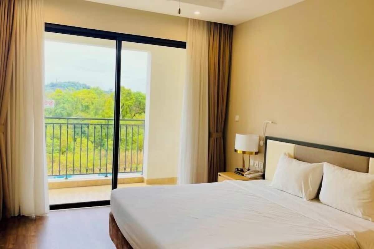 Minibar, in-room safe, blackout curtains, free WiFi