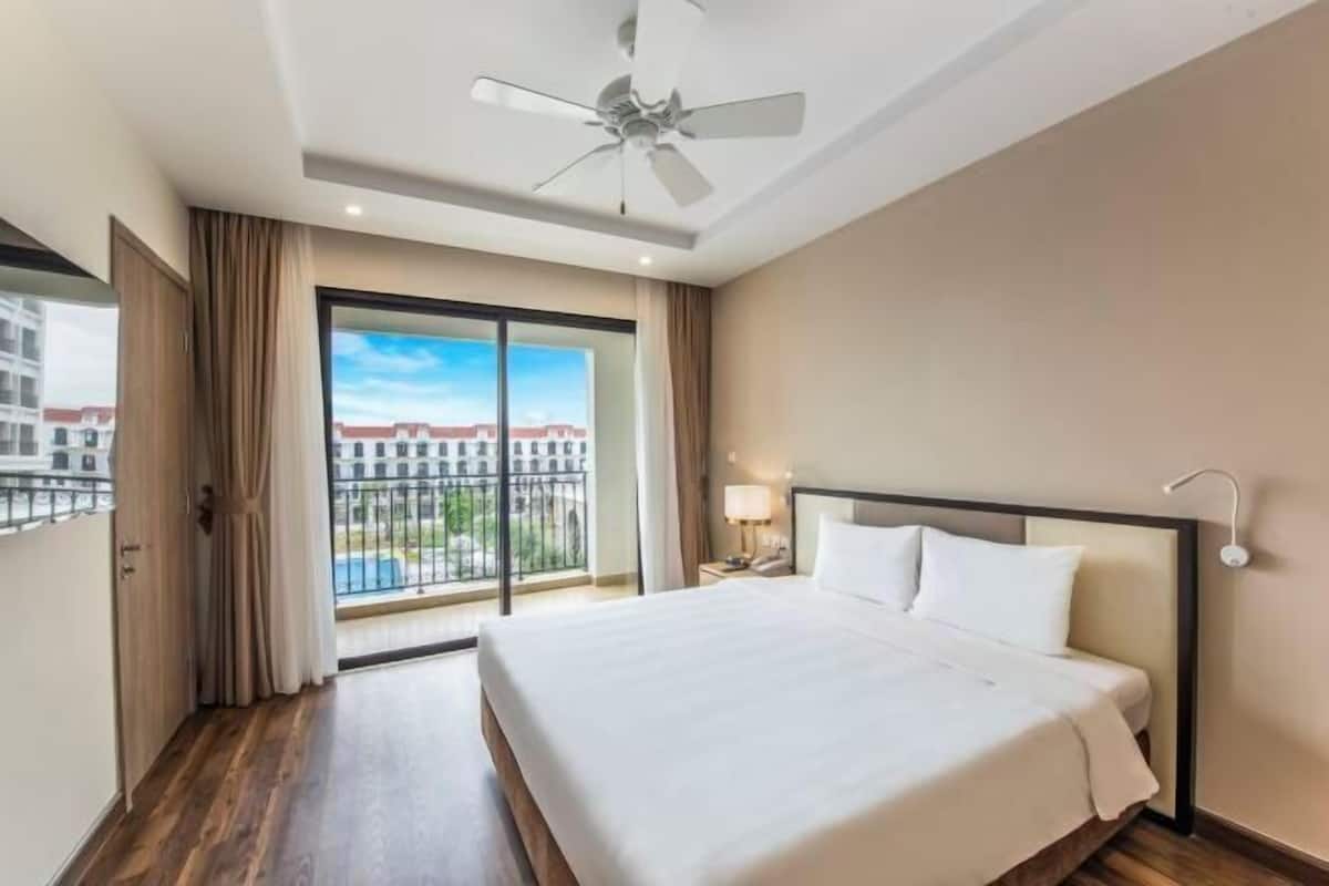Minibar, in-room safe, blackout drapes, free WiFi