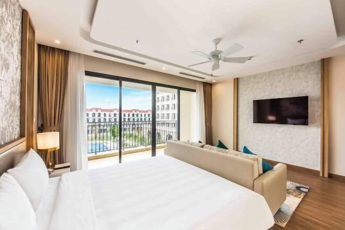 Minibar, in-room safe, blackout curtains, free WiFi