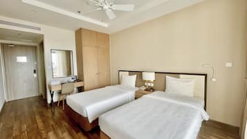 Minibar, in-room safe, blackout drapes, WiFi (free)