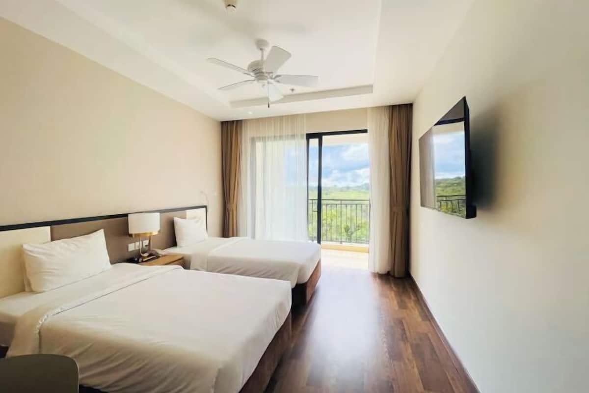 Minibar, in-room safe, blackout curtains, free WiFi