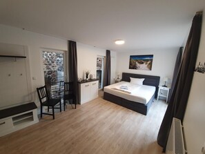 Basic Double Room (King Size Bed) | Free WiFi