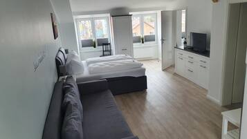 Basic-Vierbettzimmer | Wohnbereich | Flachbildfernseher