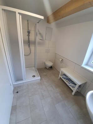 Suite (5 Personen) | Bathroom | Shower, hair dryer, towels - Altstadtpension Rostock (Rostock)